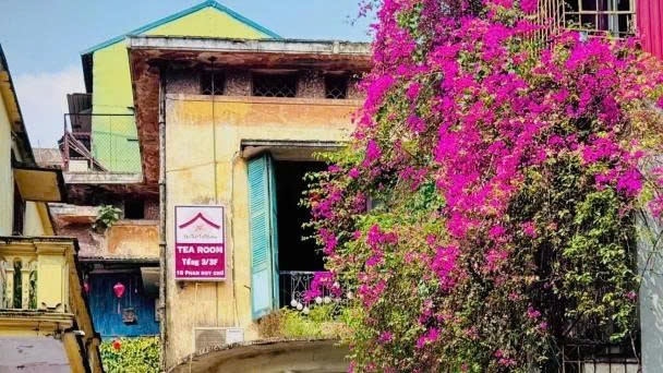 Quán trà và ô cửa sổ trong ngôi biệt thự Pháp